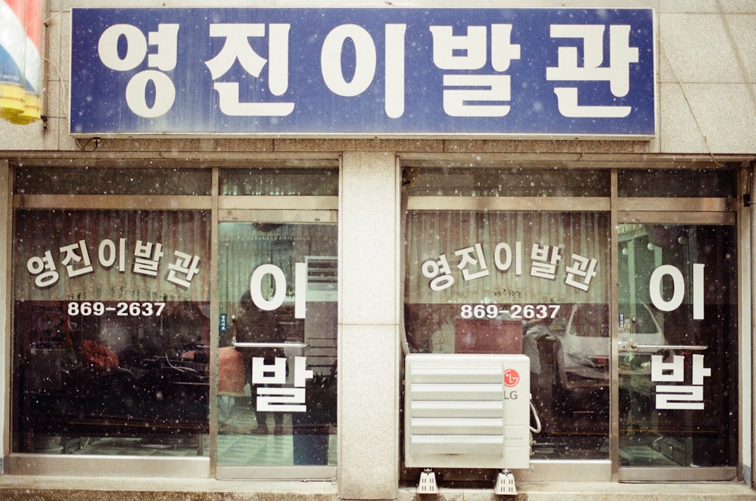 스마트폰으로 건강보험료를 납부하는 외국인의 손과 결제 앱 화면