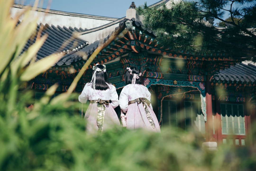 비자 연장 서류들과 건강보험 증명서가 함께 놓인 책상 위 모습