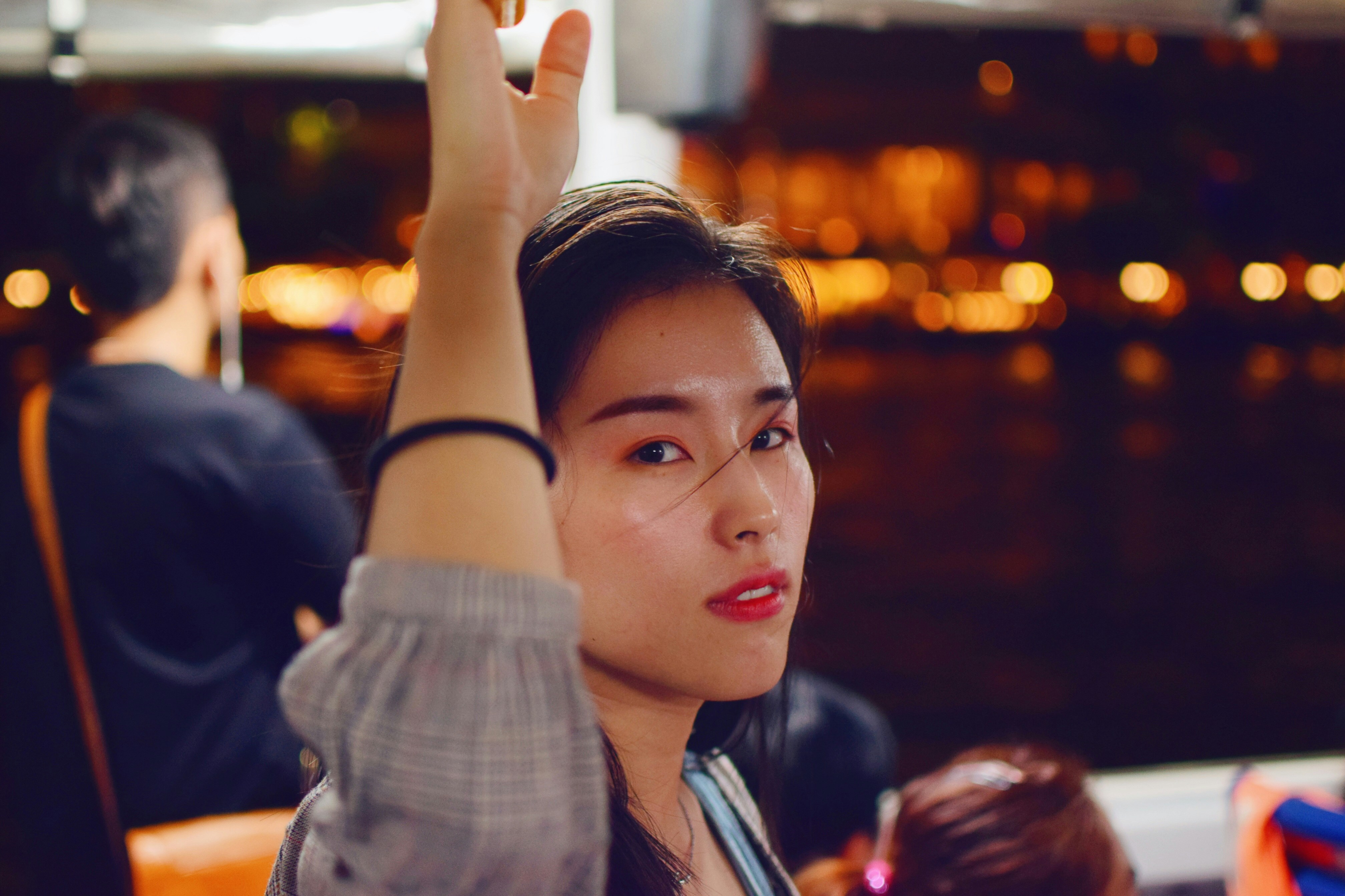 외국인등록증(ARC)과 건강보험 관련 서류를 들고 있는 모습