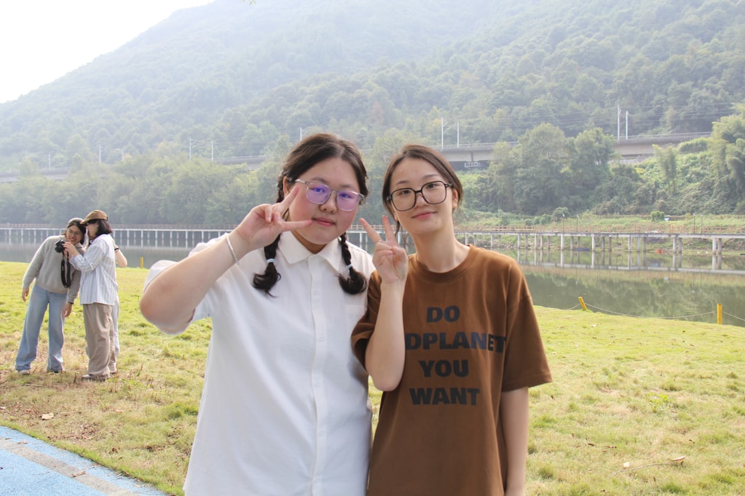 외국인 배우자와 한국인 배우자가 의사소통하는 모습
