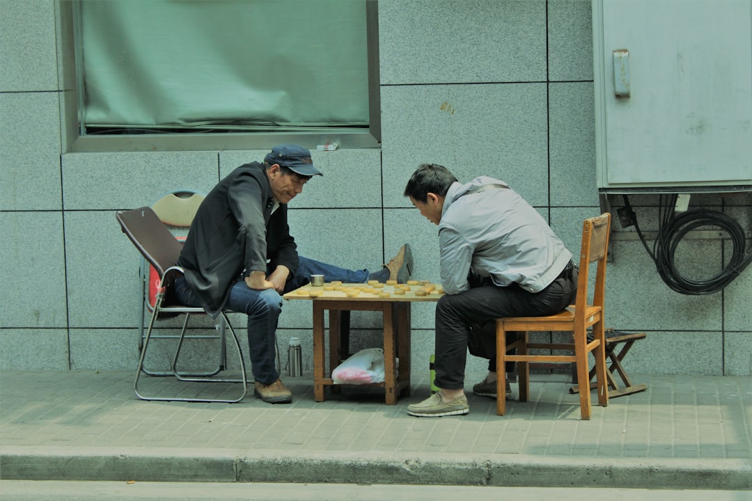한국 결혼식 접수대에서 축의금을 내는 외국인 하객의 모습