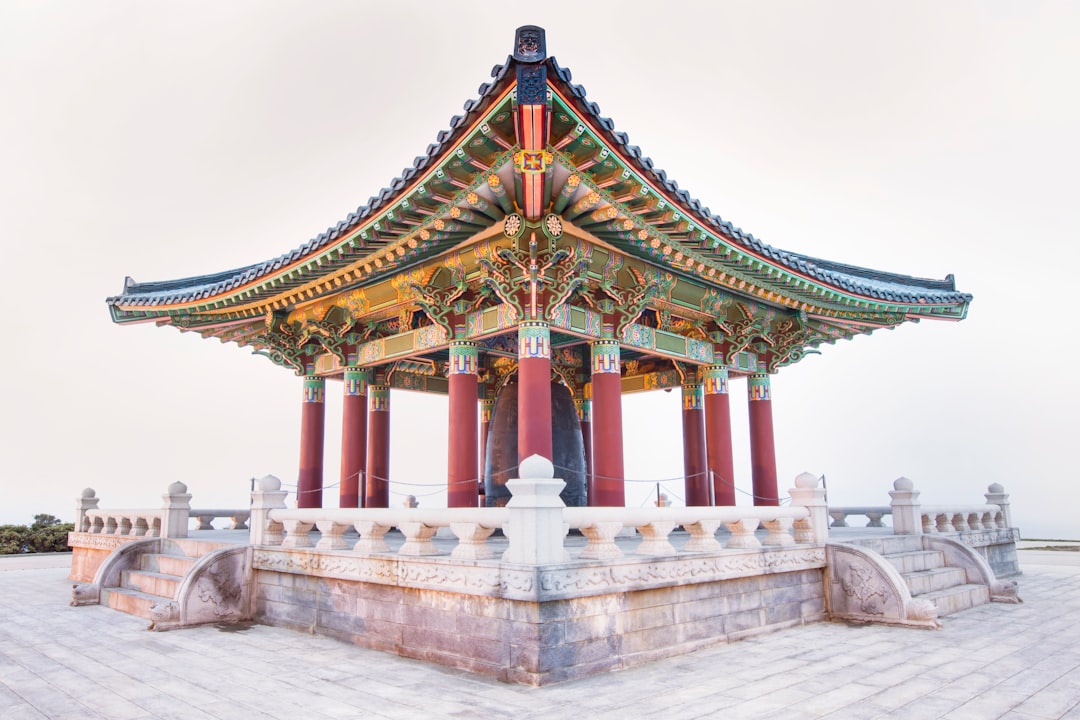 대한민국 국적 취득을 위한 서류와 여권이 놓인 책상 이미지