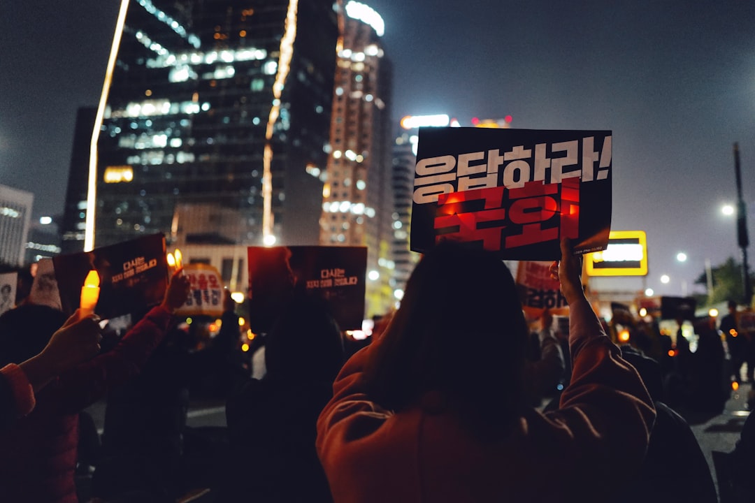 한국 우체국 국제우편 발송신청서를 작성 중인 모습. 외국인등록증과 펜이 함께 보인다.