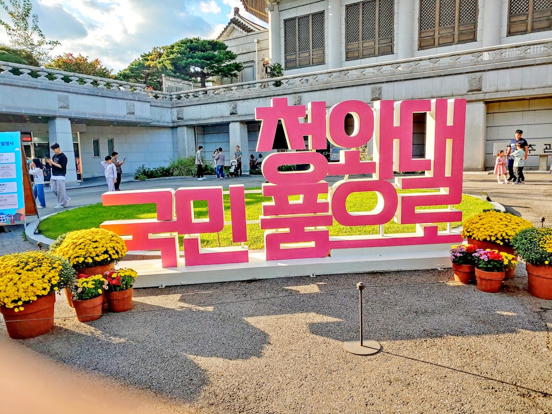국제우편 발송 전 내용물과 국가별 반입 금지 품목을 확인하는 모습.