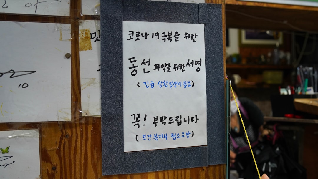 한국 귀화시험 서류와 면접 질문을 공부하는 외국인의 모습