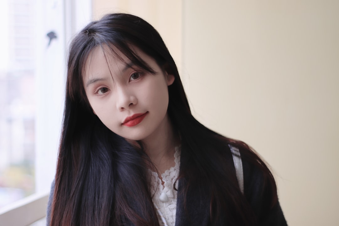 귀화 신청 서류 및 법률 문서를 클로즈업한 모습
