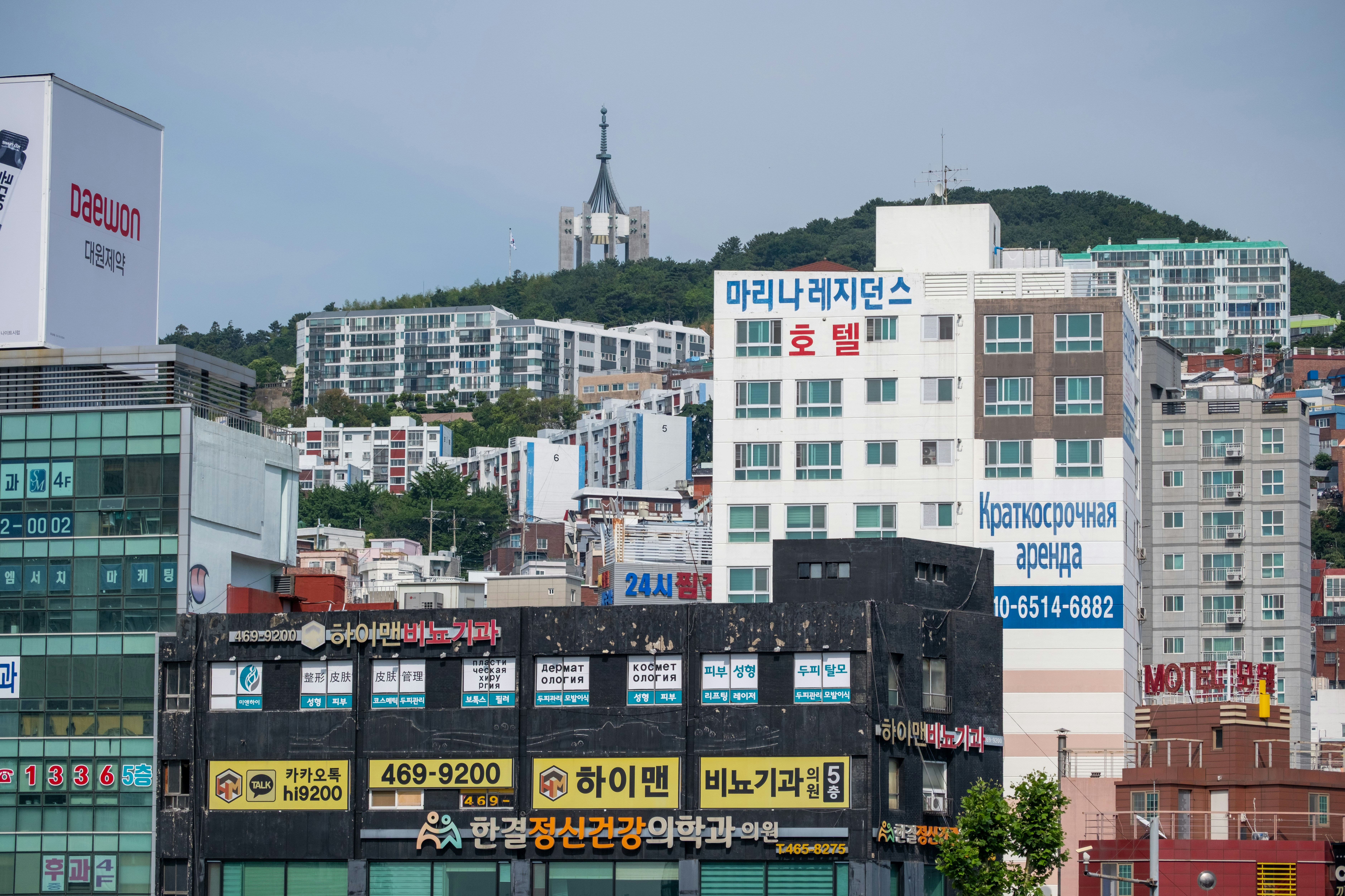 외국인 근로장려금 신청을 위해 서류를 작성하고 스마트폰으로 정보를 확인하는 모습