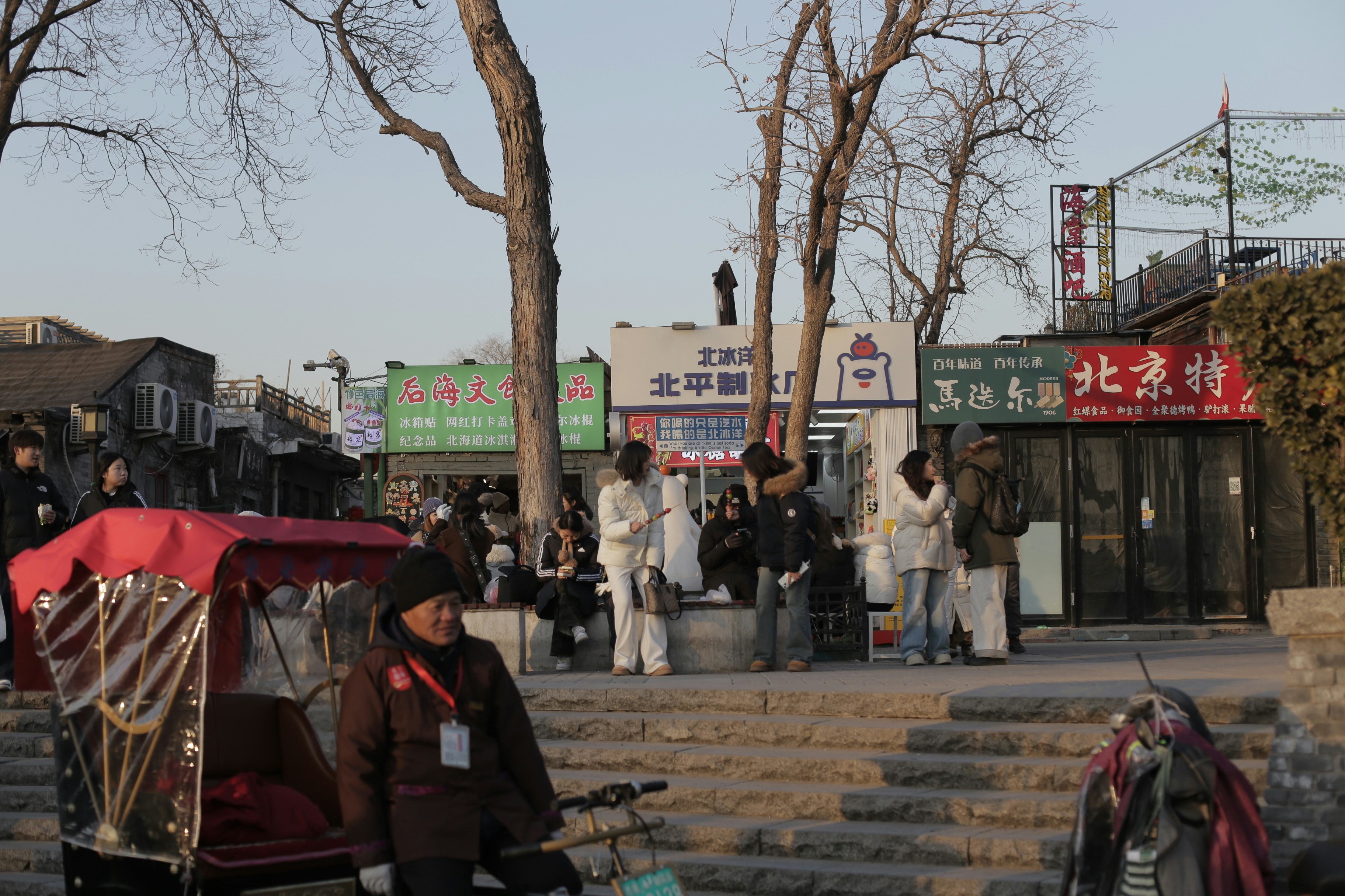 외국인 근로자들이 한국인 안내자와 함께 근로장려금 관련 서류와 정보를 상담하는 모습