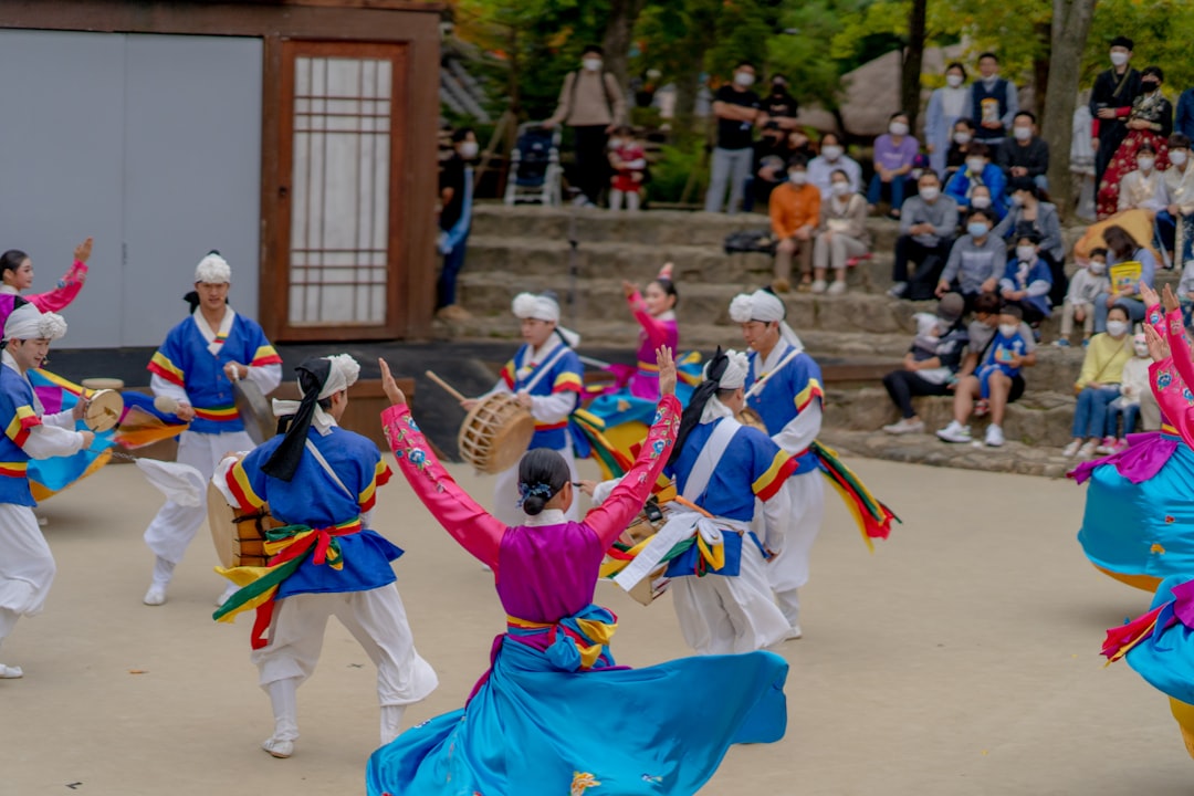 다양한 국적의 사람들이 함께 한국 명절(설날과 추석) 전통놀이를 즐기고 명절 음식을 만드는 모습.