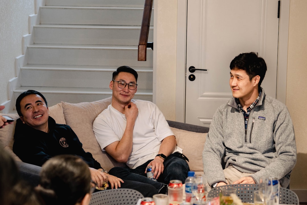 현대식 한복을 입은 외국인 유학생들이 윷놀이를 하며 즐거워하는 모습.