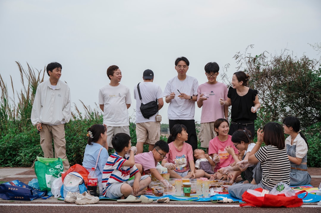 외국인들이 함께 모바일뱅킹 앱 사용 팁을 공유하는 모습