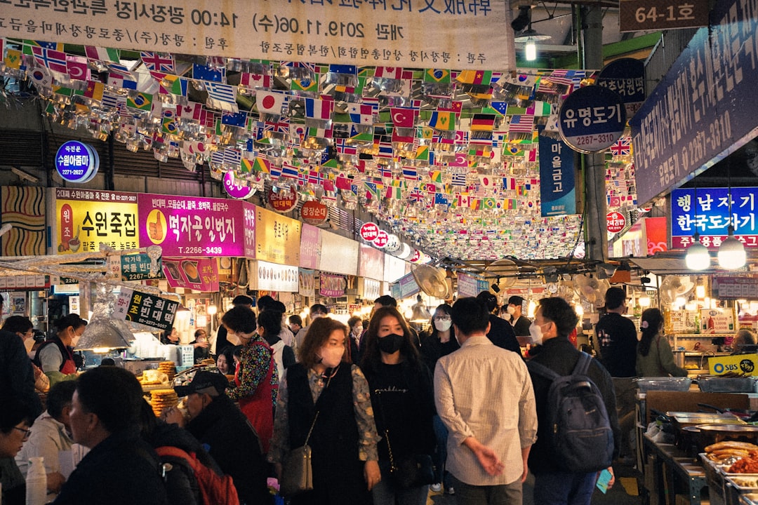 한국 미용실에서 외국인 고객이 편안하게 샴푸를 받는 모습.