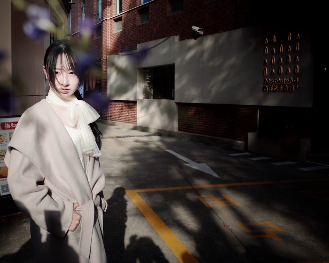 지문을 채취하여 해외 범죄경력증명서를 준비하는 과정.