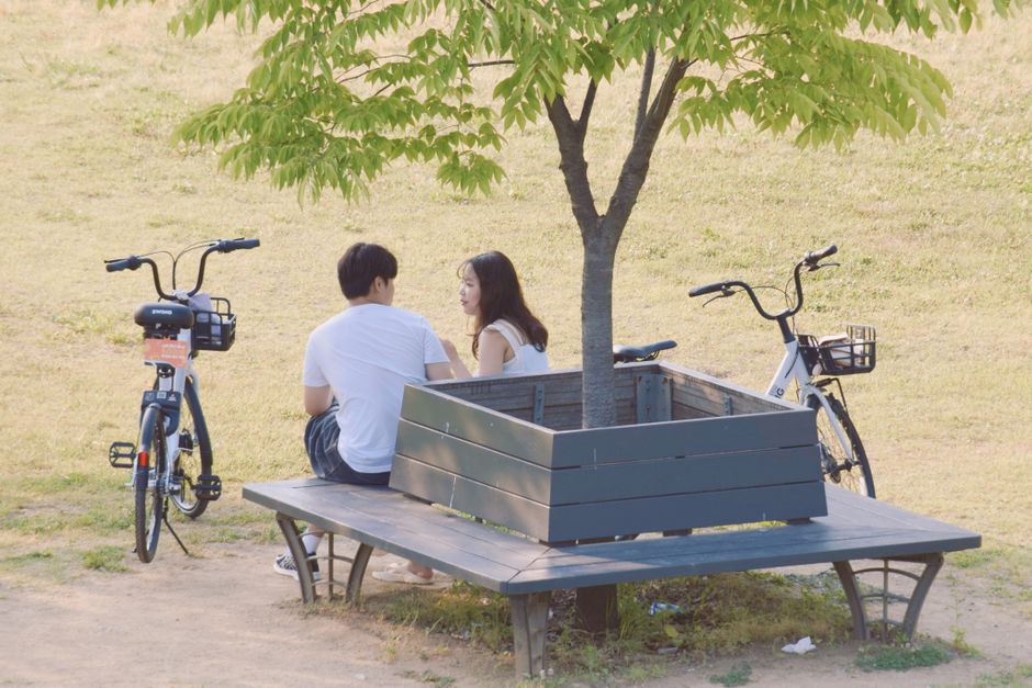 임신부가 포함된 외국인 부부가 한국에서 실손보험에 대해 상담받는 모습