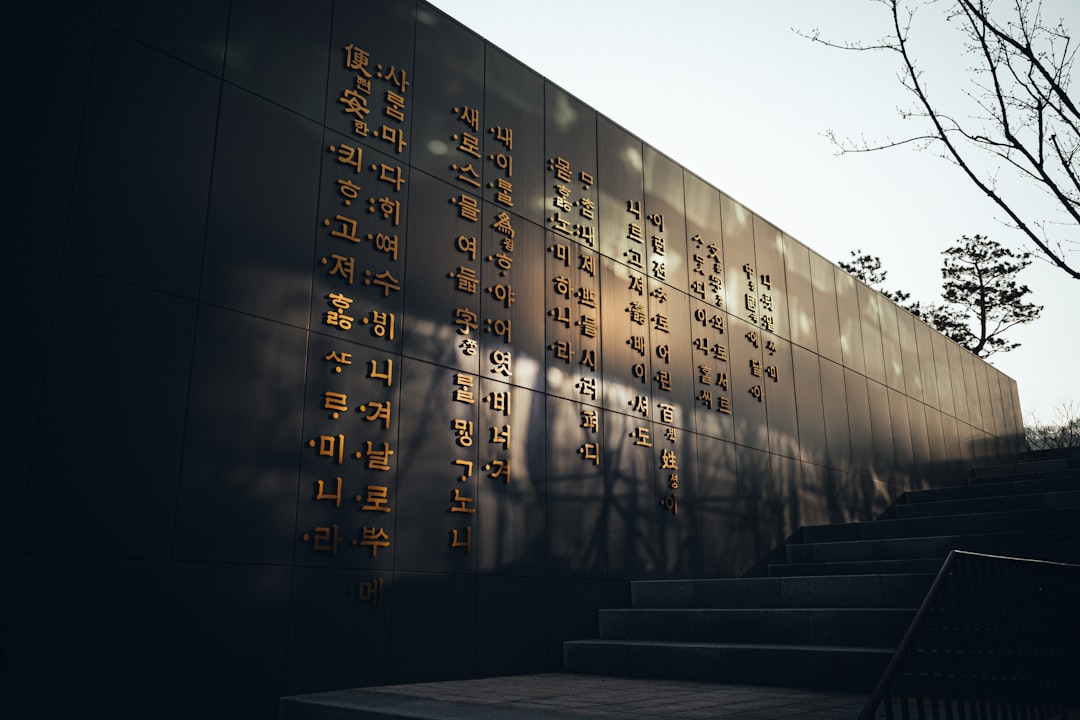 복수국적 허용 연령을 만 65세에서 만 50세로 낮추는 논의를 시각적으로 보여주는 타임라인 그래픽.
