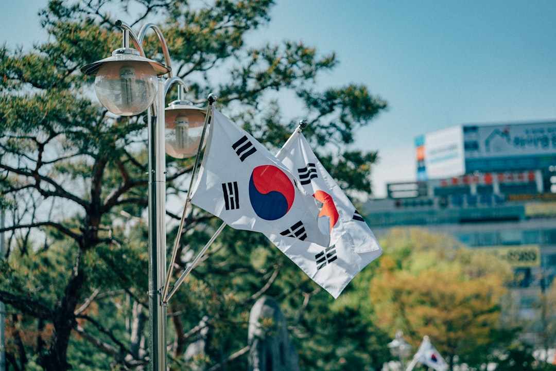 법률 전문가 또는 1345 상담원과 통화하는 외국인 근로자