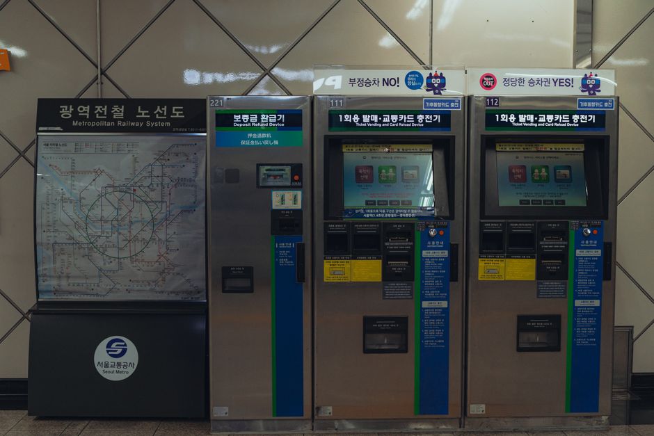 한국 지도 위에 외국인 토지거래허가구역으로 지정된 지역이 파란색으로 표시된 모습