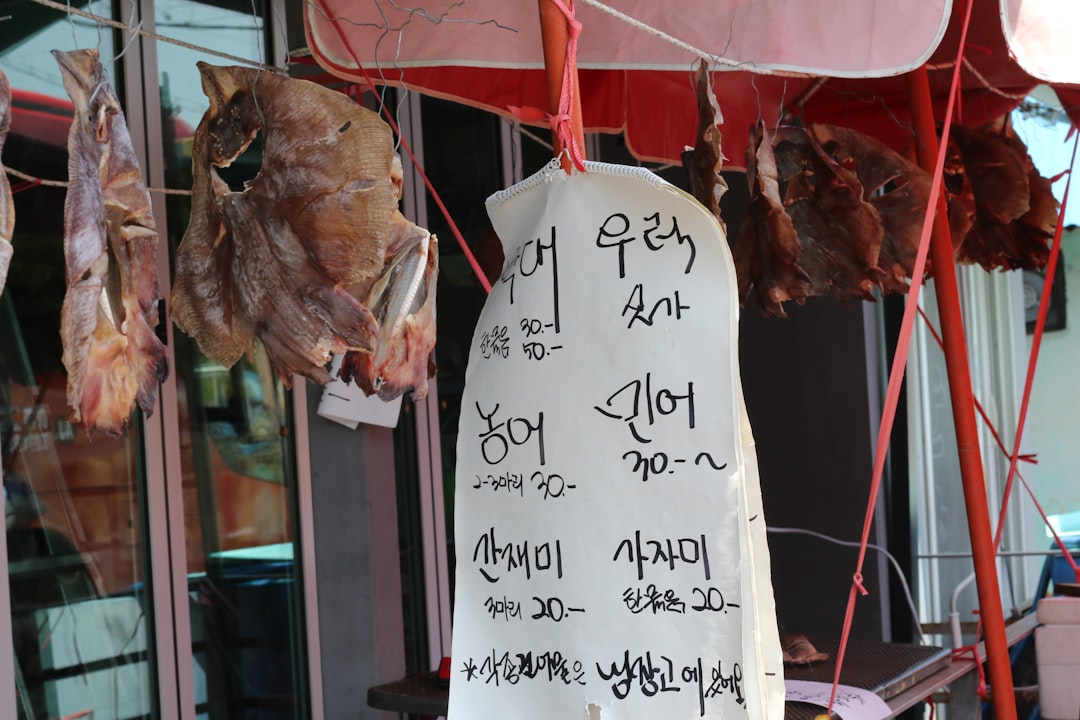 비자 연장 준비 체크리스트와 펜