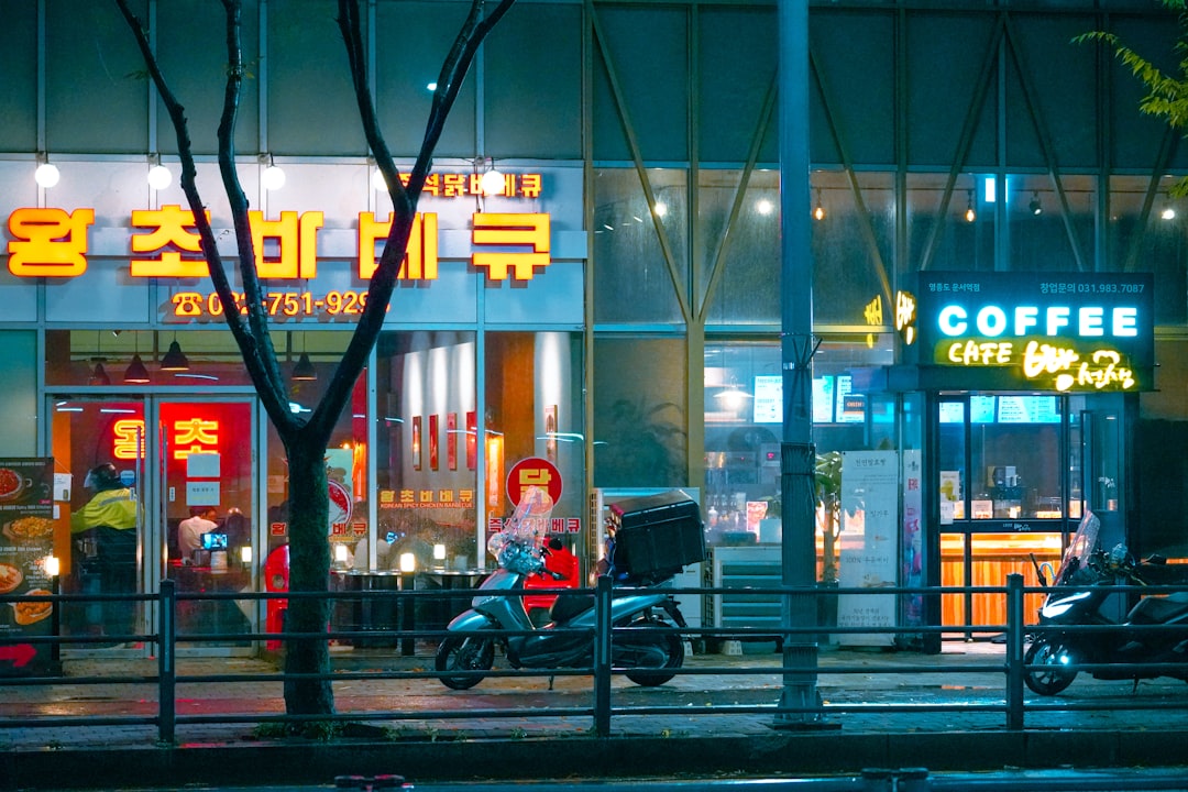 헬멧을 착용한 사람이 따릉이를 타고 자전거 전용 도로를 달리는 모습. 자전거 이용 규칙을 안내하는 한국어 및 영어 표지판이 함께 보인다.