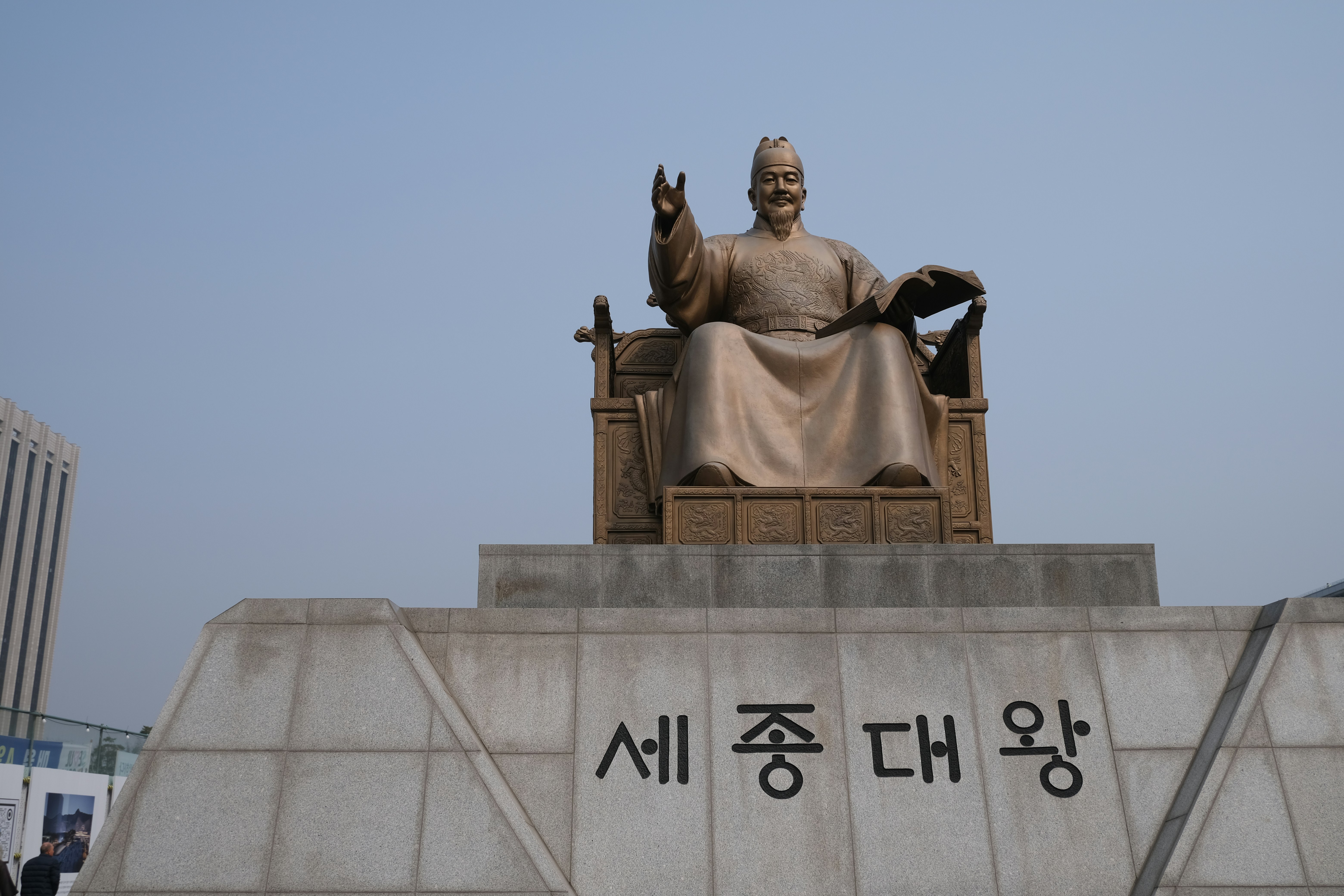 어린이집 선생님이 외국인 아이와 그림책을 보며 대화하는 모습