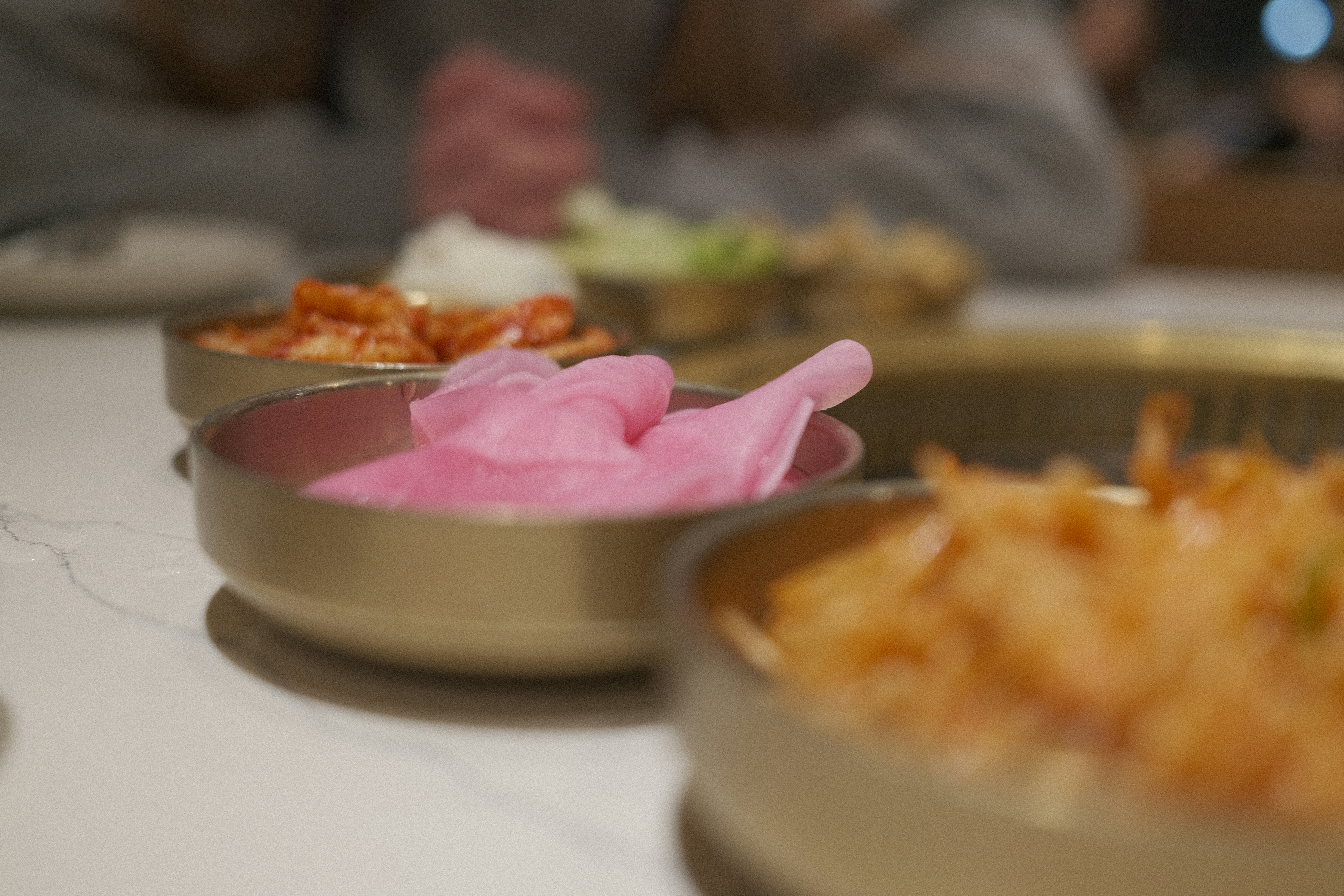 외국인 국민연금 반환일시금 신청 서류를 작성하는 손과 여러 서류들