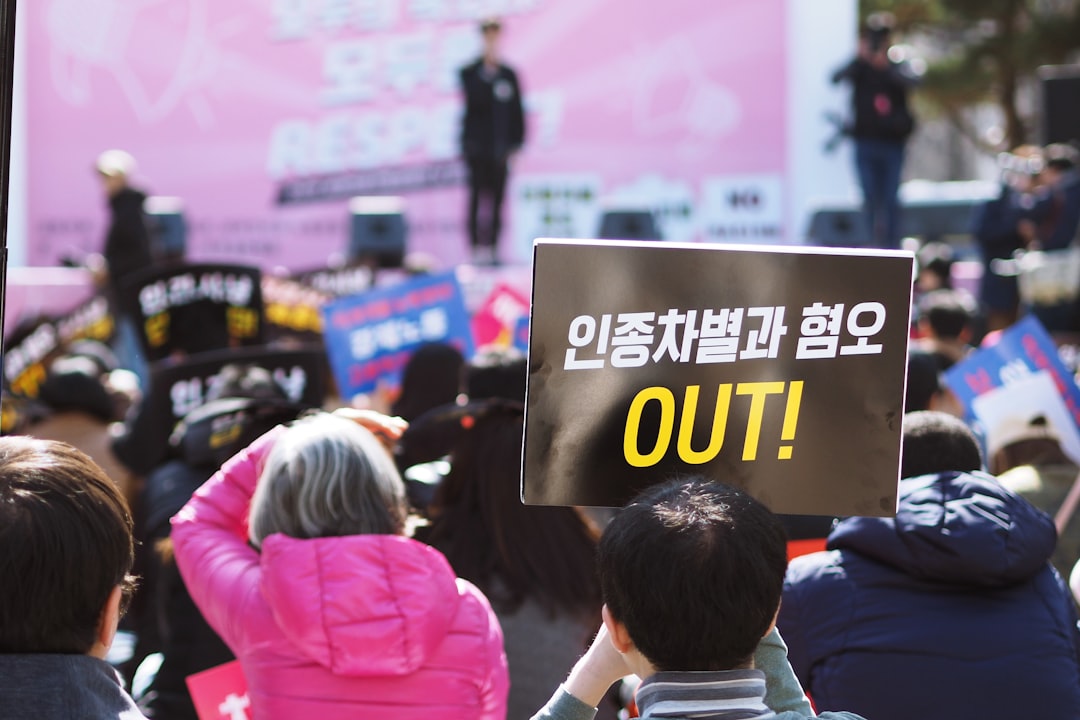 한국에 거주하는 외국인들이 법률 상담을 받는 모습. 다국어 통역이 지원되는 사무실에서 상담사와 대화하며 법률, 노동 문제 해결을 돕는 그림.