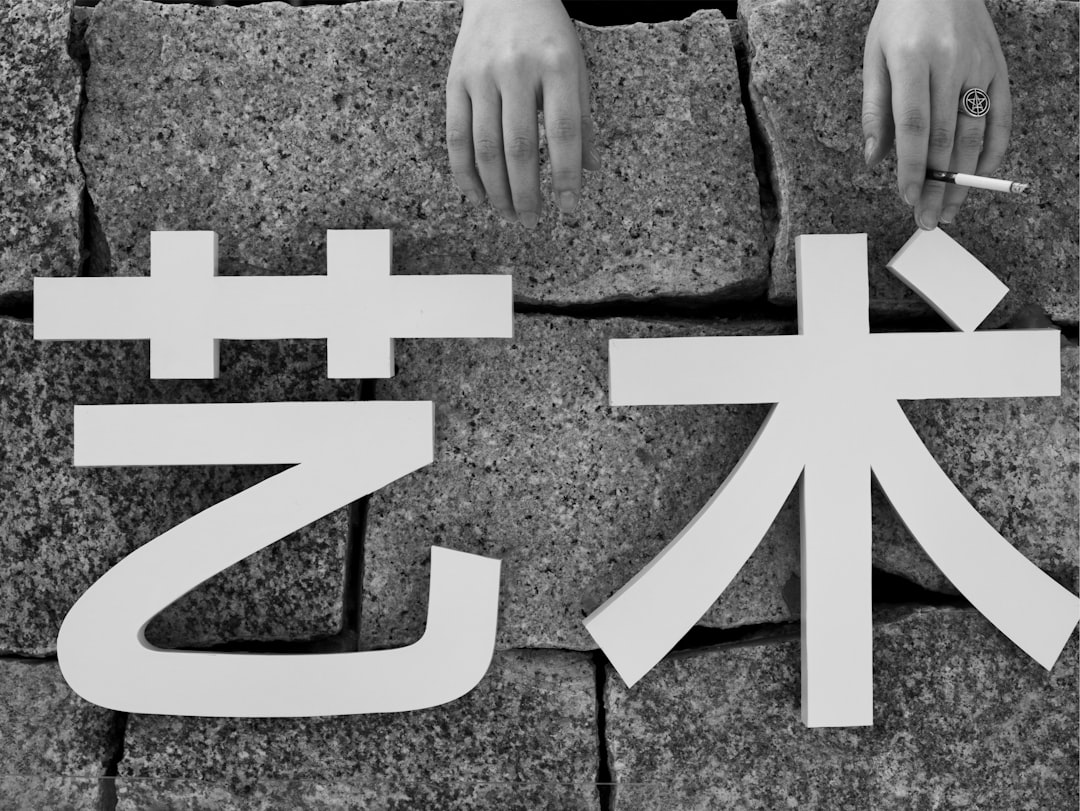 외국인의 권리 보호를 상징하는 두 손이 맞잡은 모습.