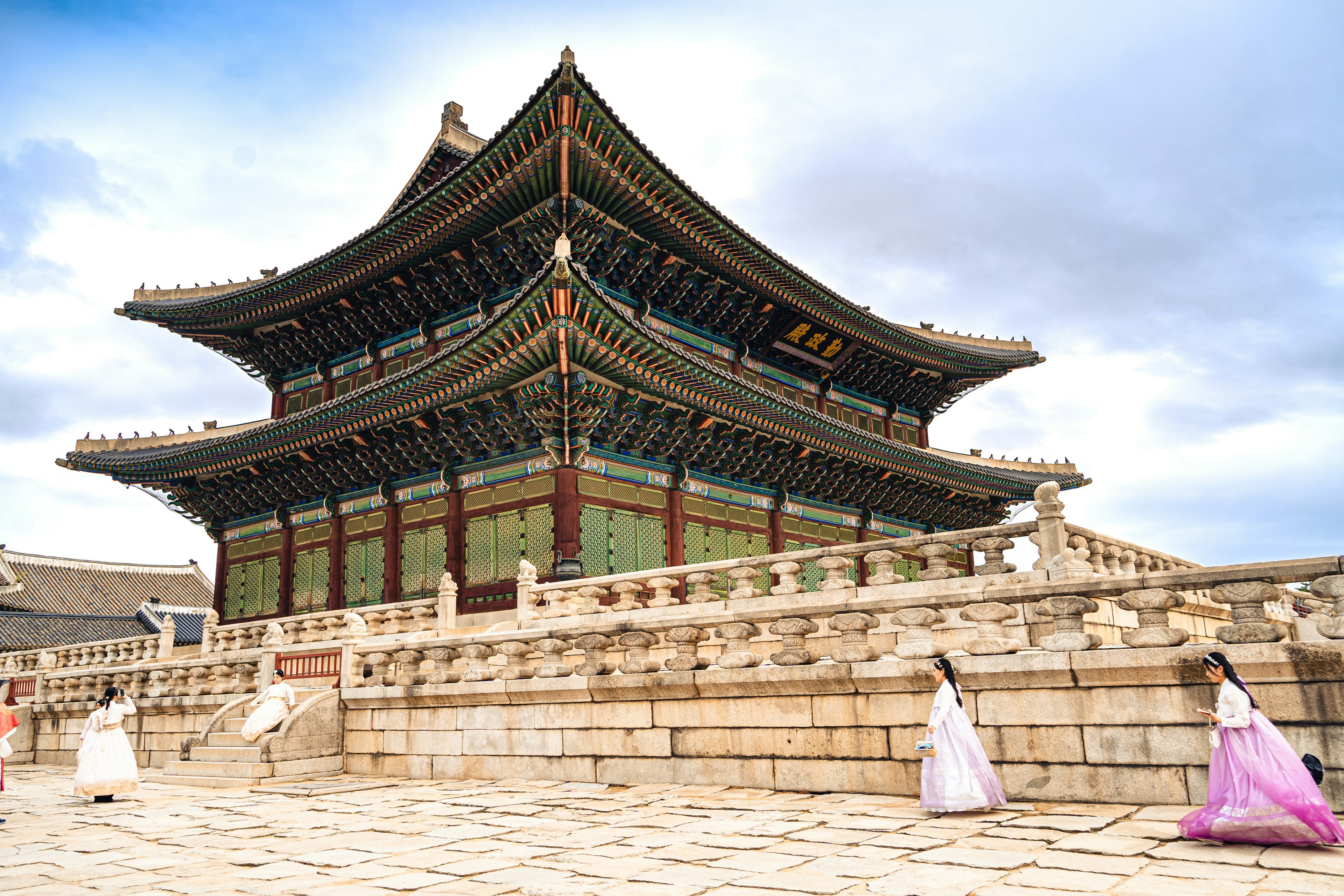 외국인의 한국 부동산 취득 절차를 단계별로 보여주는 인포그래픽, 계약부터 세금 신고까지.