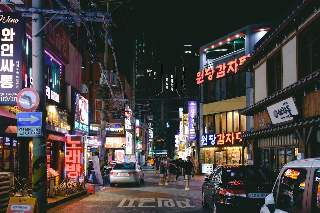 외국인등록증과 신용카드를 함께 놓은 모습