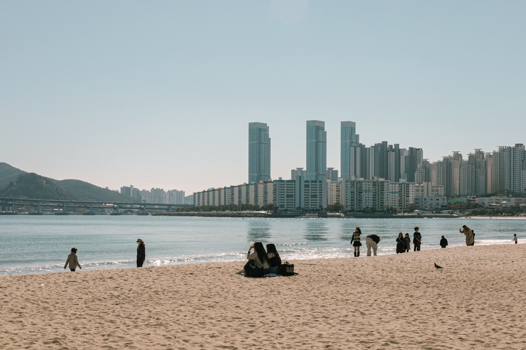 다양한 국적의 임산부들이 한국 병원에서 의료진의 도움을 받으며 행복하게 상담받고 있는 모습. 한국의 외국인 임신 출산 지원을 상징.