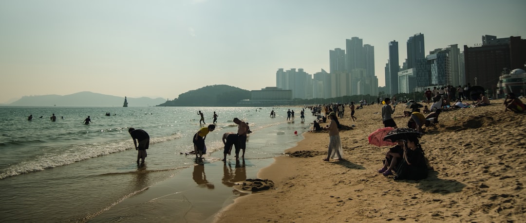한국 어린이집에서 행복하게 놀고 있는 외국인 자녀와 다문화 가족, 보육교사가 함께 있는 모습