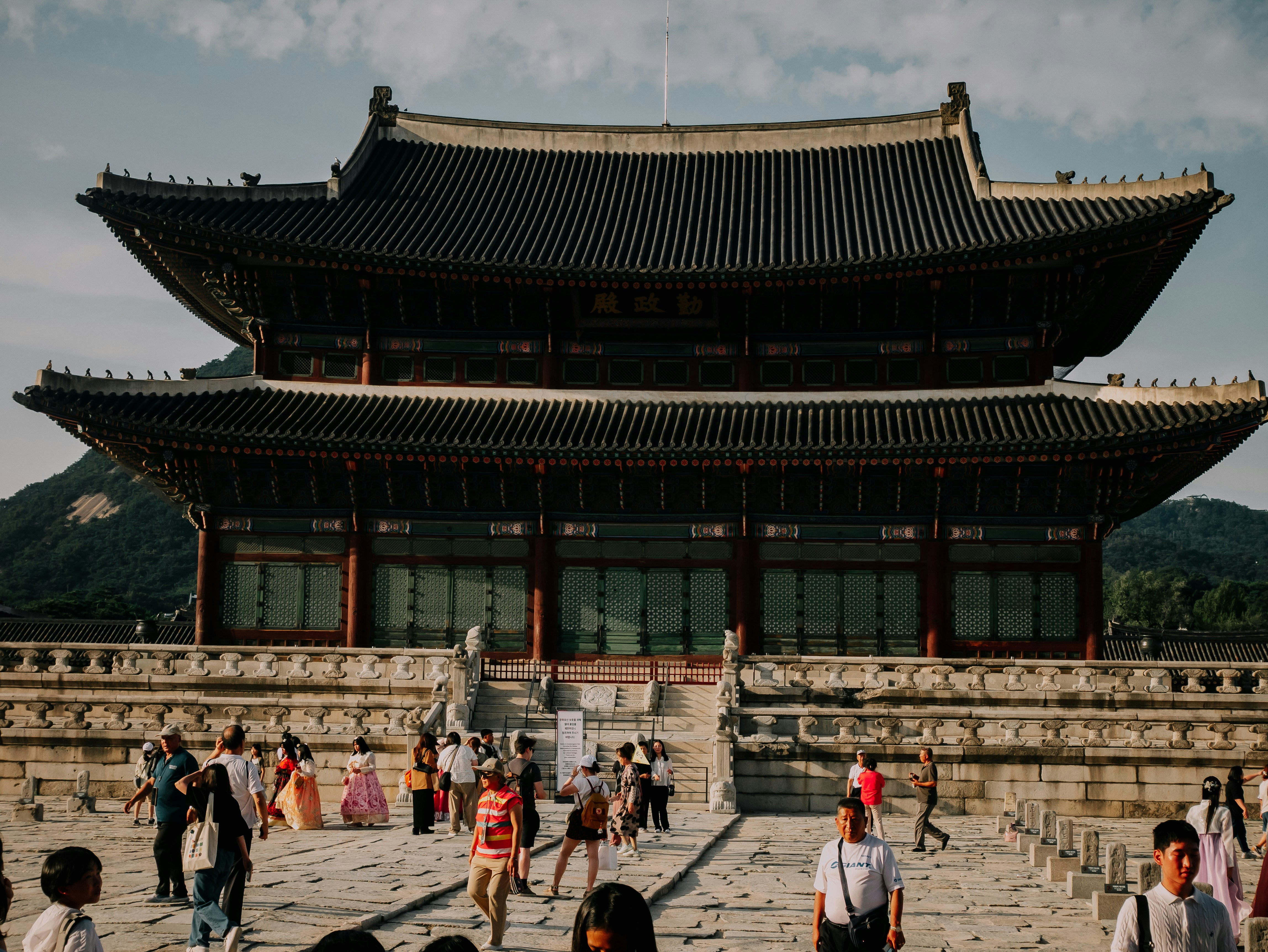 다문화 학생들과 외국인 자녀들이 밝게 웃으며 한국 학교로 향하는 모습