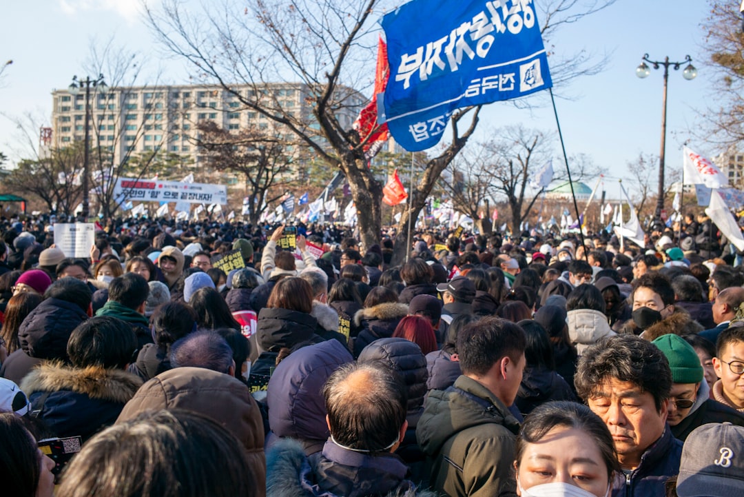 법무부, 고용노동부 등 정부 기관 아이콘들이 외국인에게 통번역 서비스를 제공하는 통합 지원 시스템을 나타내는 일러스트.