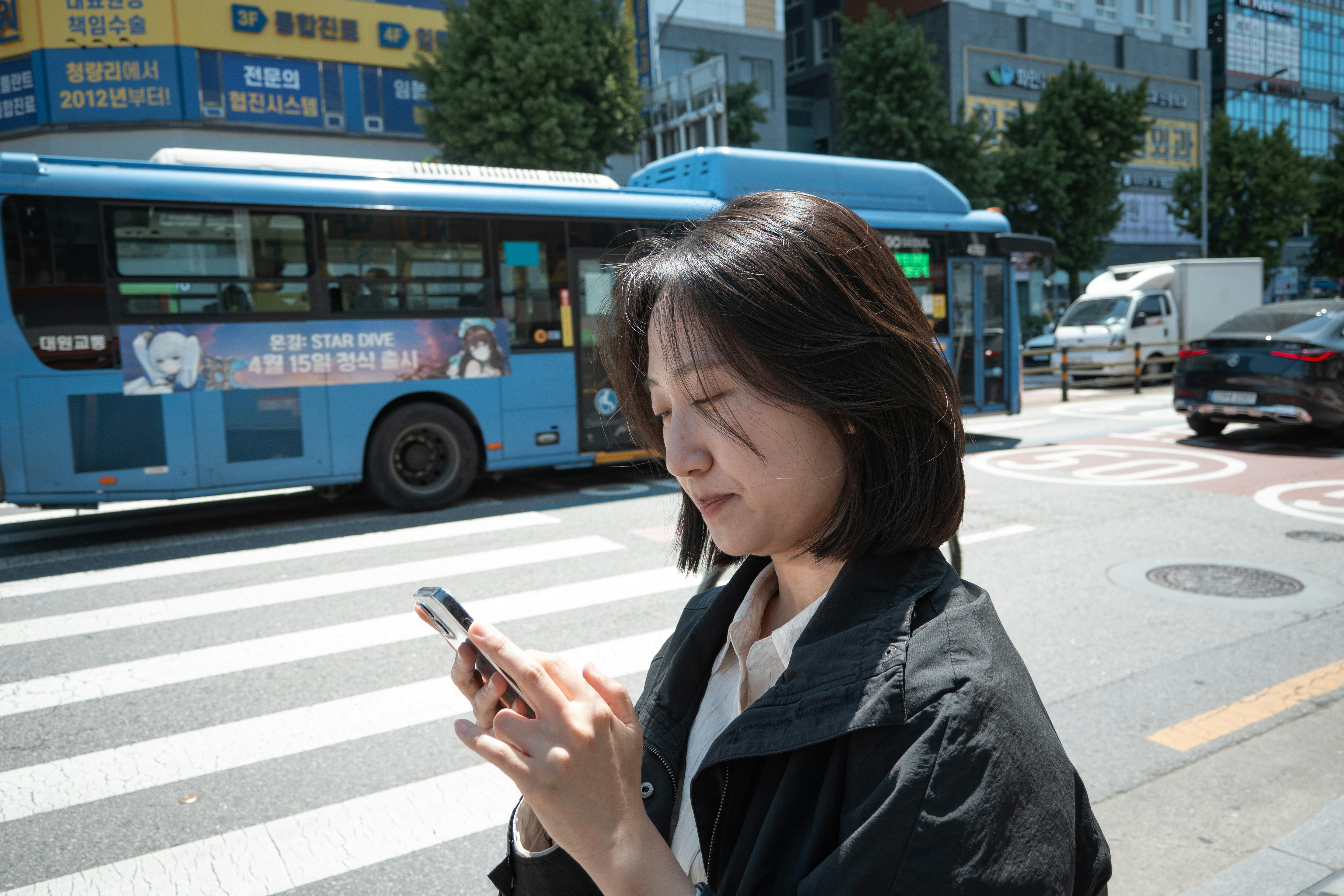 스마트폰 번역 앱을 활용하여 한국인과 외국인이 소통하는 모습