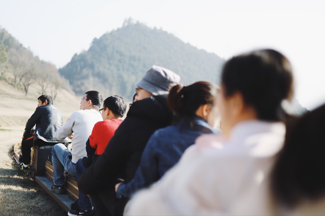 외국인들이 모여 해외 송금 관련 정보를 논의하는 모습.