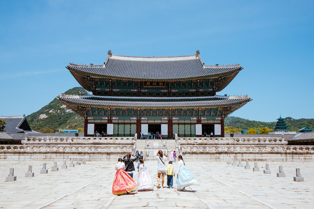 외국인등록증과 여권을 든 손. 한국 휴대폰 개통에 필요한 신분 증명을 상징합니다.