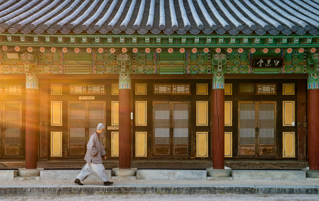 스마트폰으로 은행 앱에서 실시간 환율을 확인하며 외화를 환전하는 모습