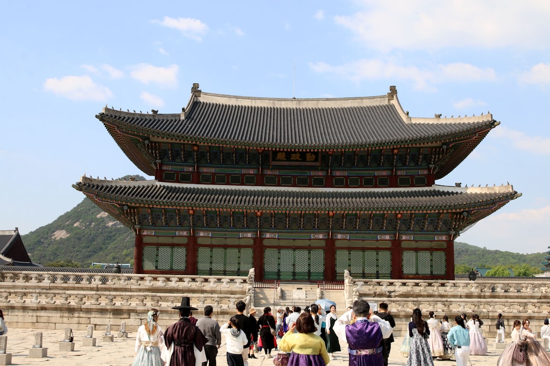 외국인이 스마트폰으로 모바일 뱅킹 앱을 사용하며 비대면 계좌 개설을 시도하는 모습