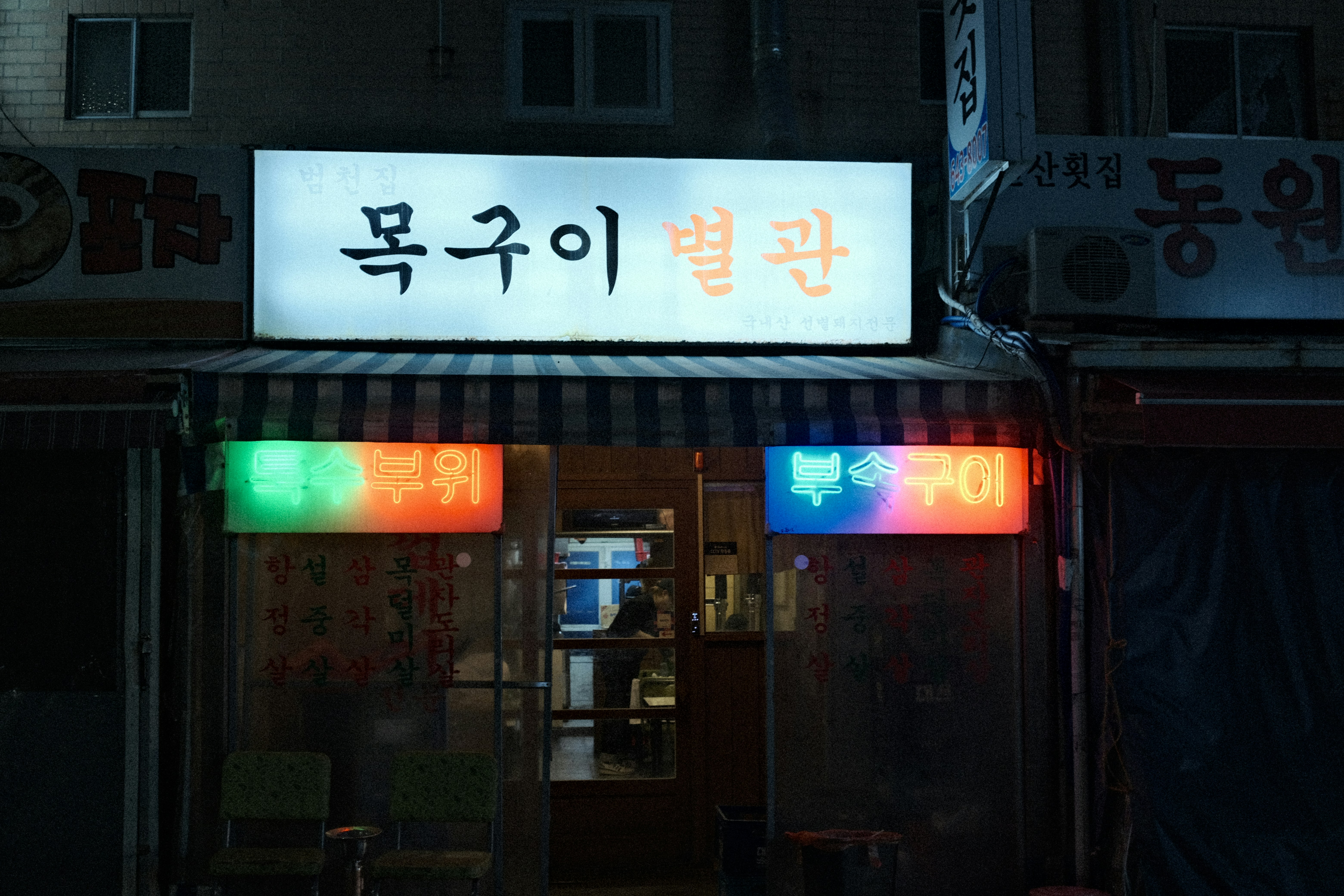 외국인들이 자원봉사 정보를 얻기 위해 지역 자원봉사센터를 방문하는 모습