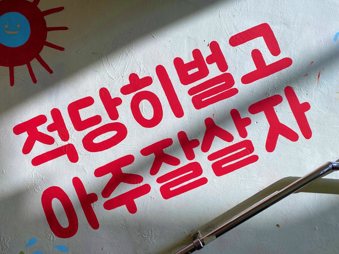 이머전시 레디 앱의 지도 기반 재난 시설 안내 및 길 찾기 기능을 보여주는 그래픽.