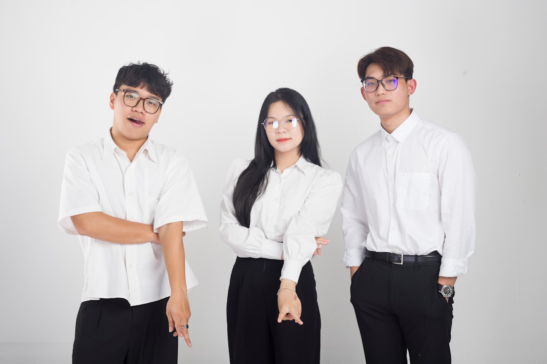 외국인들이 다산콜센터나 외국인 지원센터 직원에게 공과금 관련 문의를 하는 모습