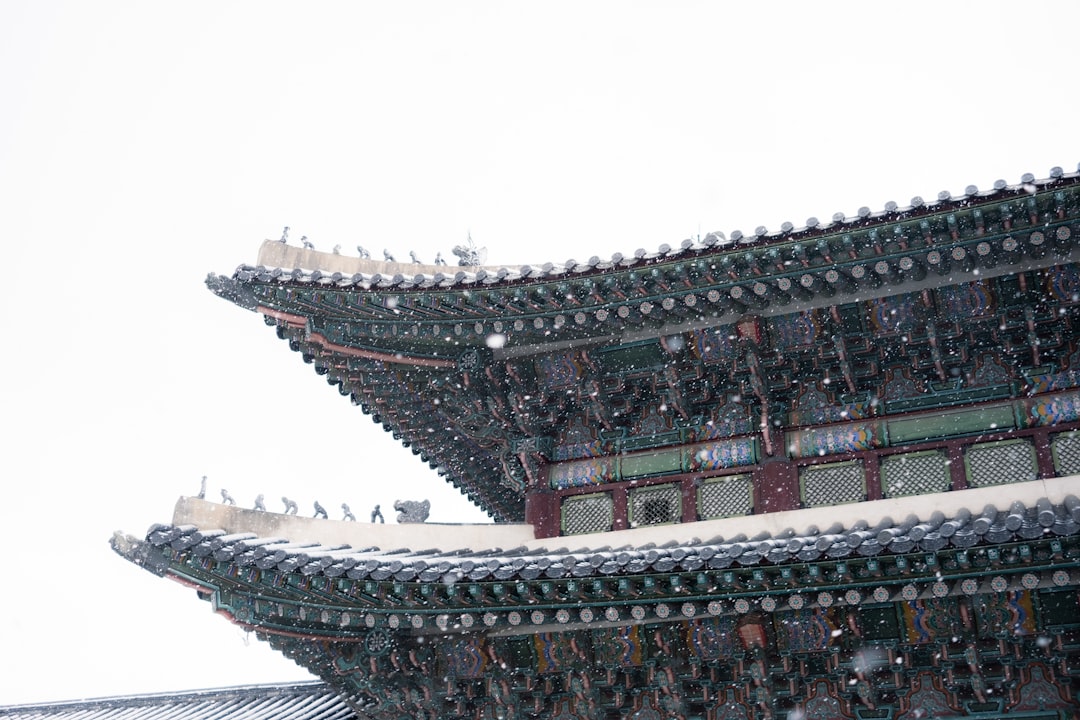 안전하게 보호받는 전세보증금을 상징하는 이미지