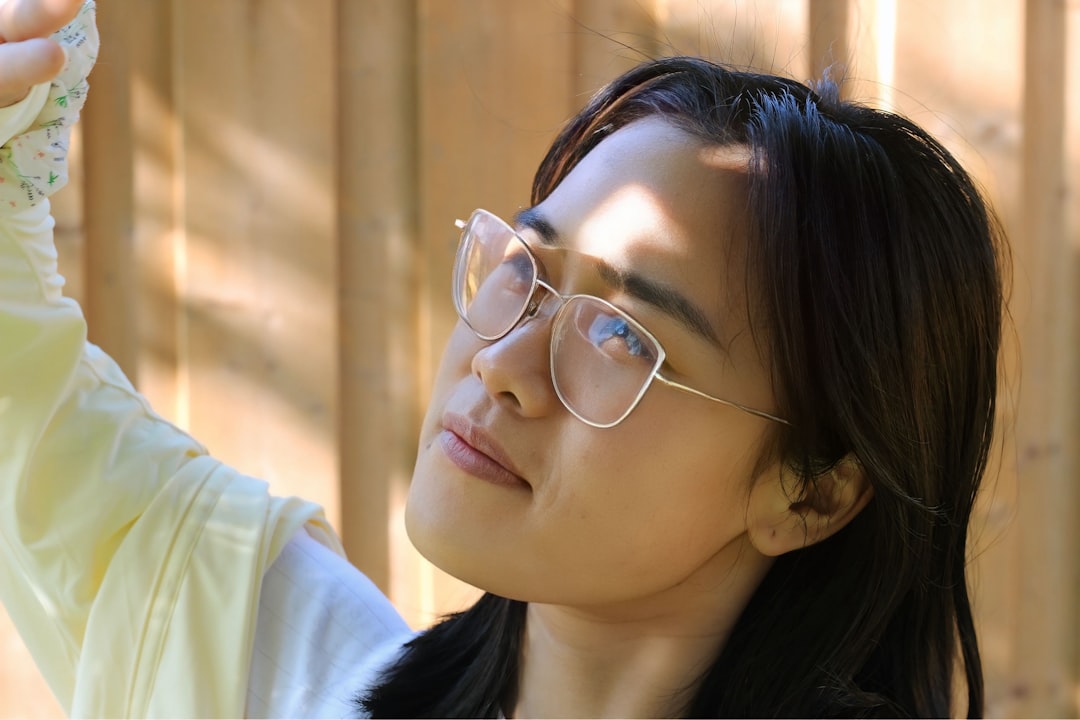 중고차 명의 이전 서류를 꼼꼼하게 검토하는 모습