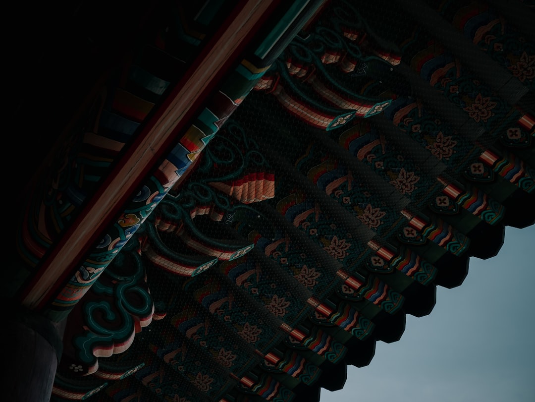 중고차 대출 사기 및 불법 이면계약 주의를 상징하는 이미지