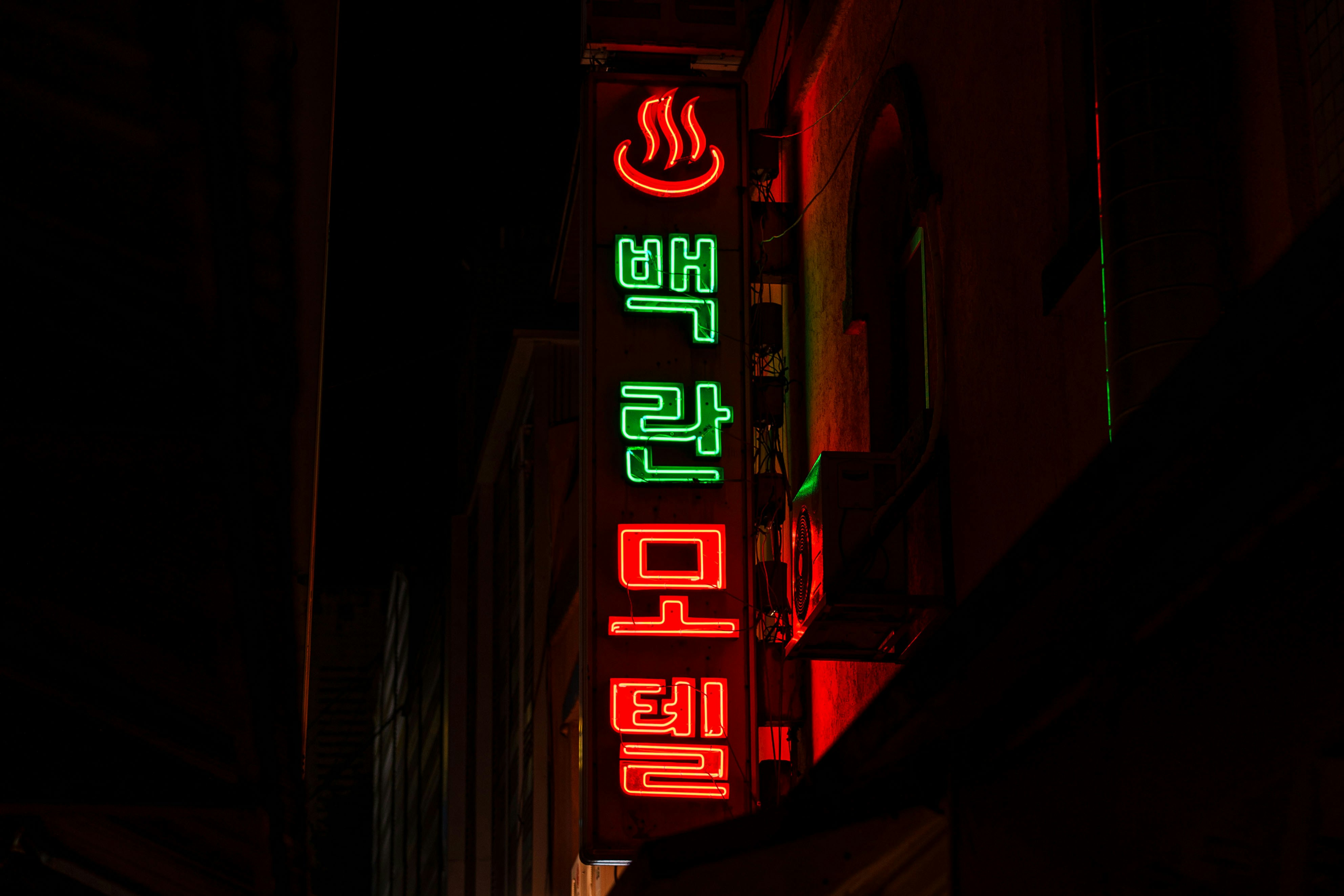 외국인등록증과 여권을 준비하여 인터넷 서비스 가입을 진행하는 모습.
