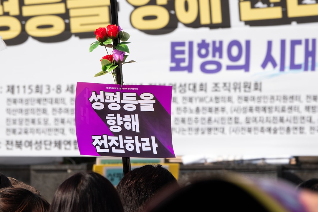 외국인 근로자가 노동 감독관 또는 법률 구조 담당자와 상담하는 모습, 임금 문제 해결을 상징