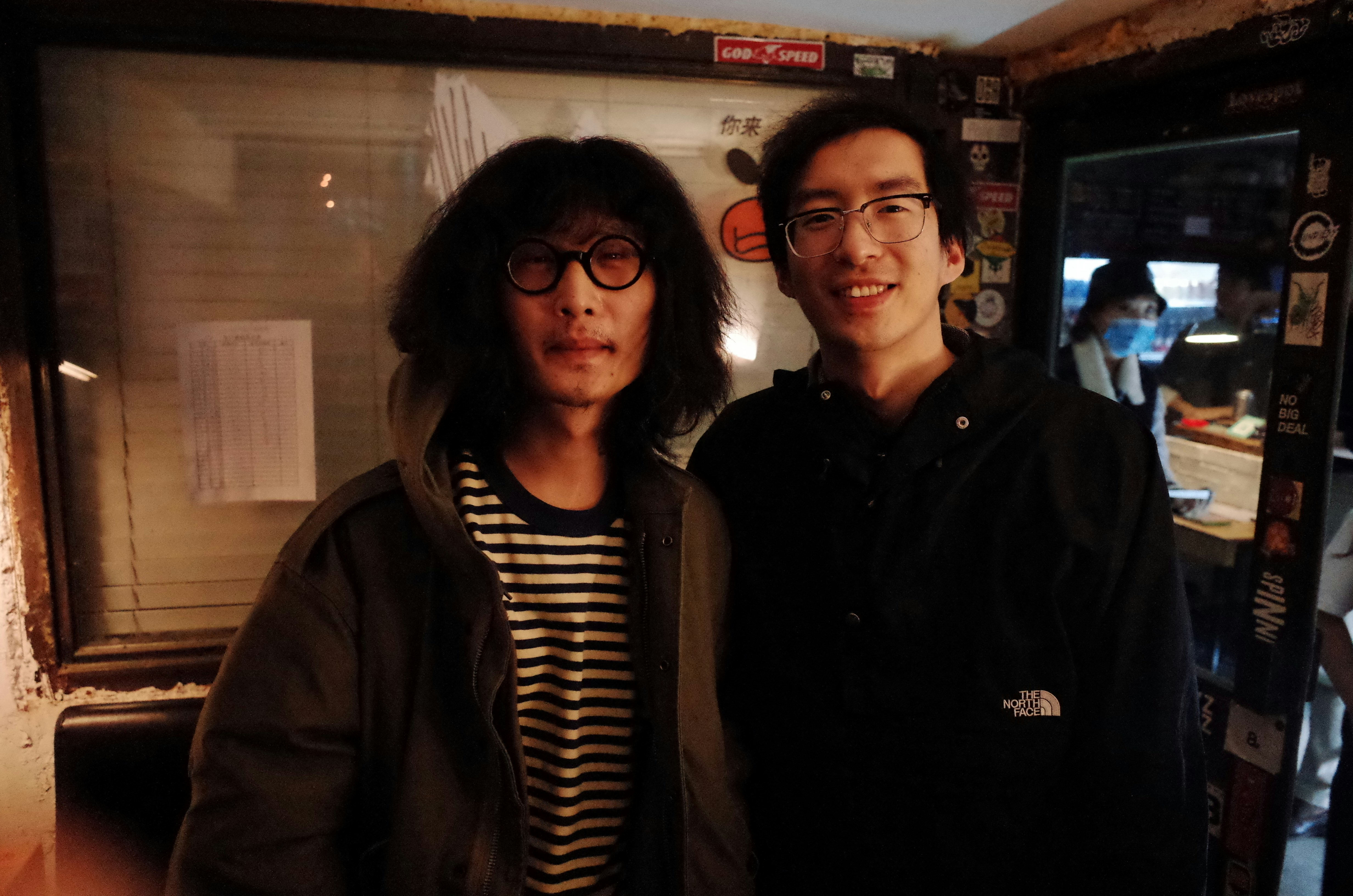 외국인 근로자와 상담사가 앉아 서류를 보며 대화하는 모습. 퇴직금 관련 분쟁 해결을 위한 상담을 나타냅니다.
