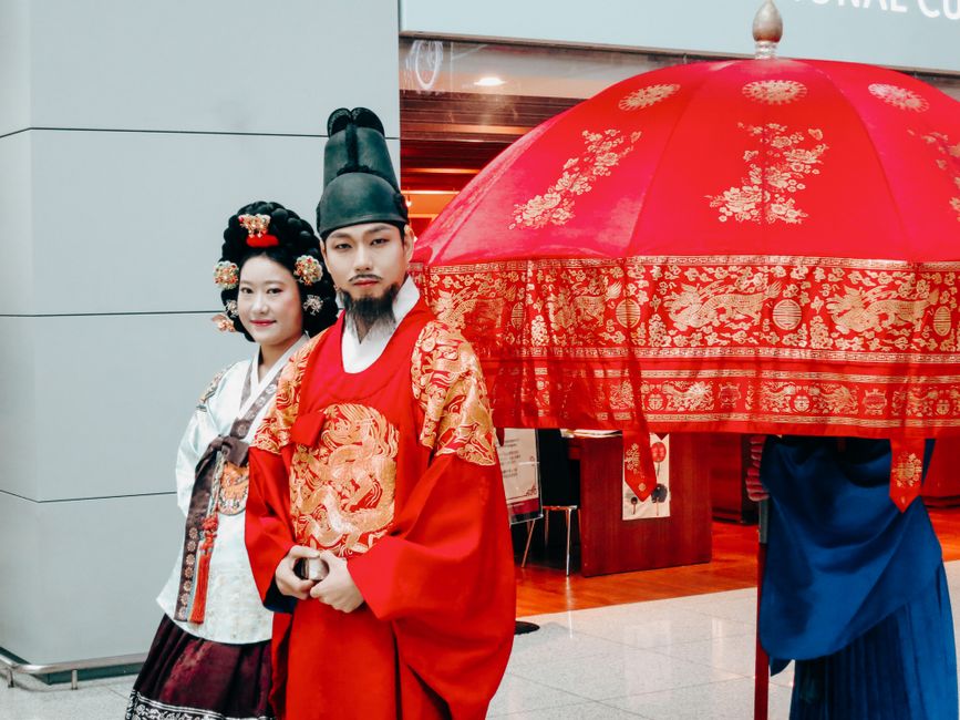 은행과 핀테크 해외송금의 장단점을 비교한 그림. 은행은 건물과 서류로, 핀테크는 스마트폰 앱으로 표현되어 있다.