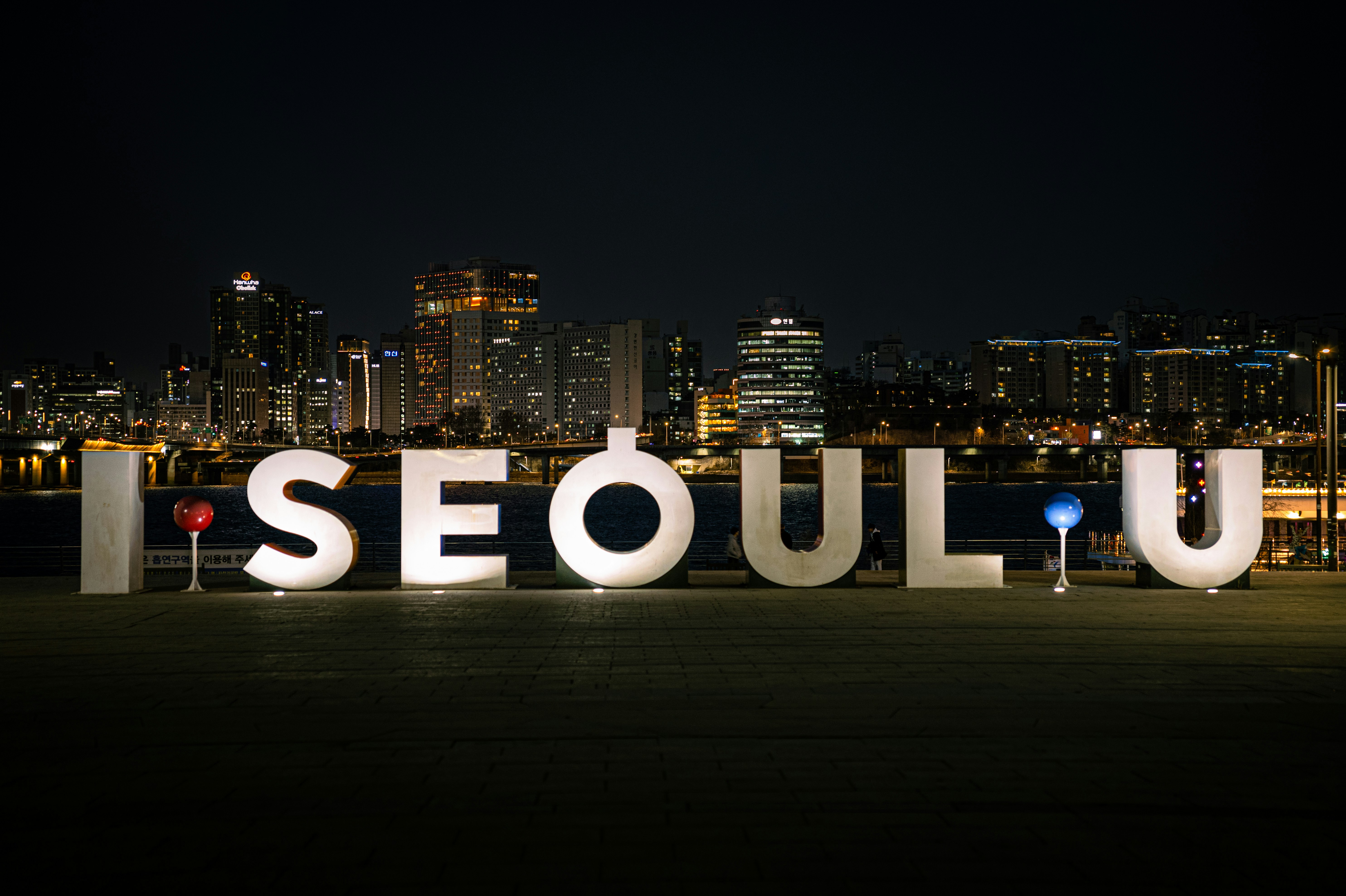 한국 헬스장 등록에 필요한 외국인 등록증과 여권 사본이 놓여 있는 모습.