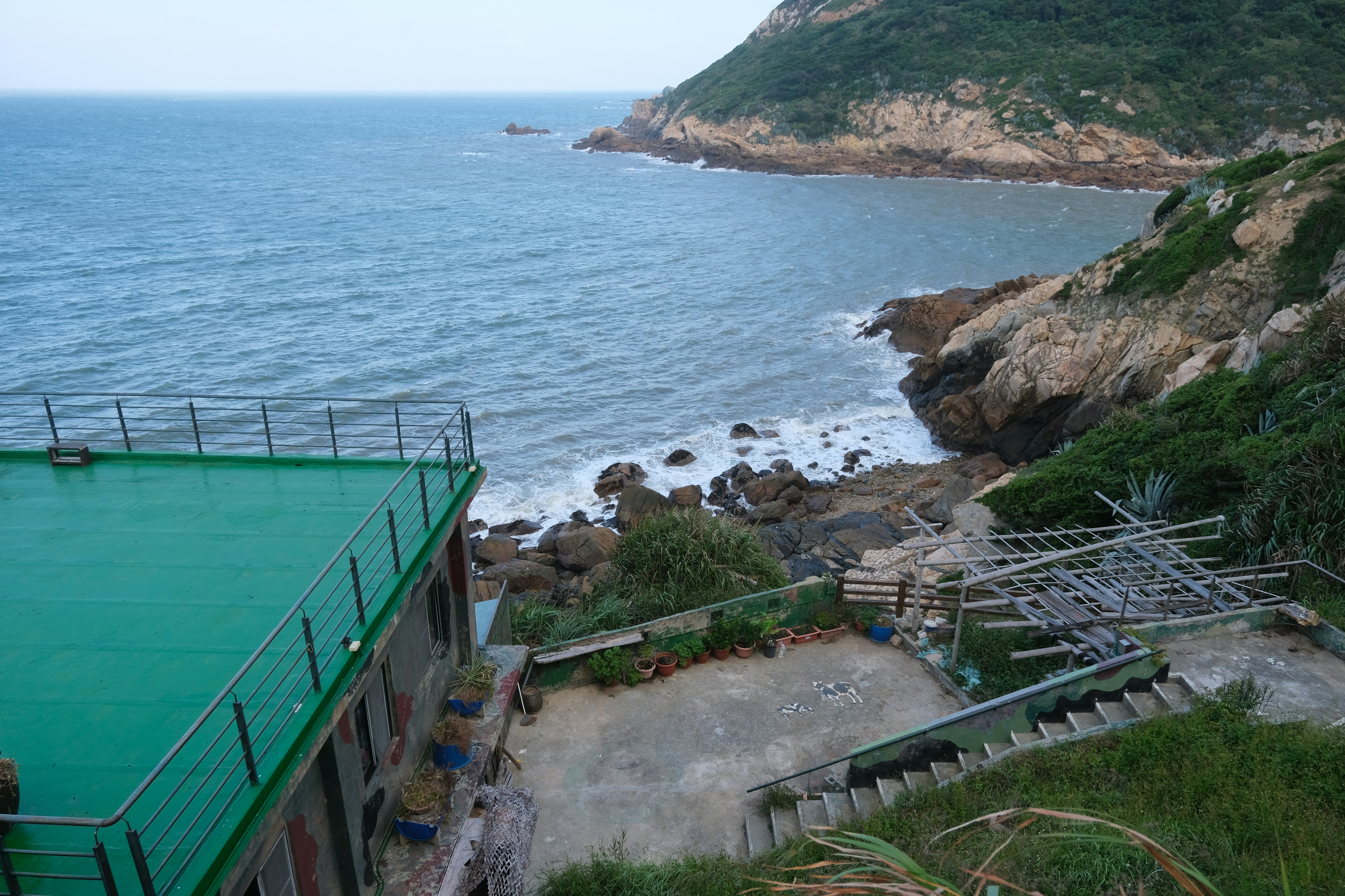 맑은 물이 담긴 깨끗한 한국의 실내 수영장. 레인이 구분되어 있으며, 옆에 사물함이 살짝 보인다.